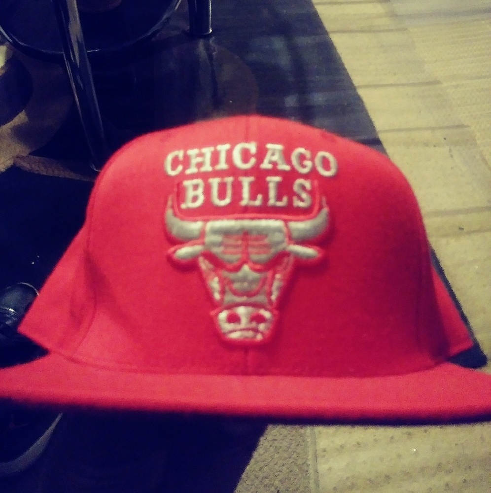 Authentic Chicago Bulls Hat. Like New Size 7 1/4